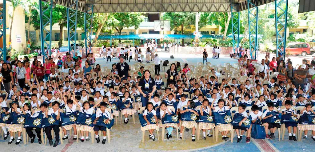 public-school-children-of-muntinlupa-receive-six-years-of-educational-help-from-insular-life-employees